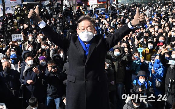 이재명 더불어민주당 대선 후보가 16일 서울 강남구 강남역 강남스퀘어에서 'JM은 강남스타일!'선거 유세를 펼치며 지지를 호소하고 있다. [사진=국회사진취재단]