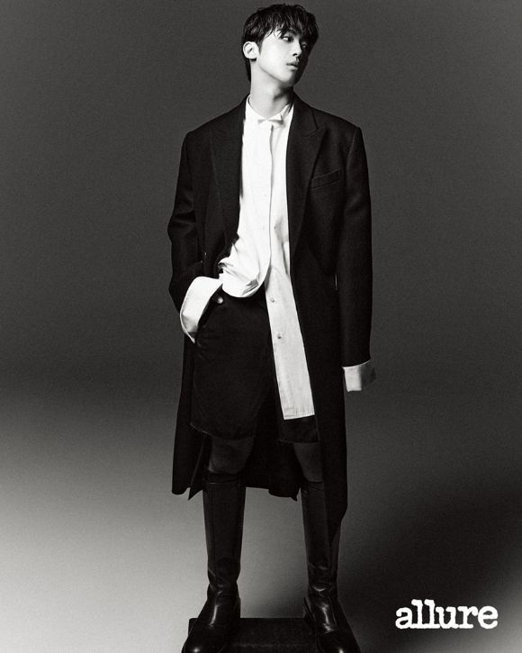 가수 겸 배우 김요한이 화보 촬영에서 포즈를 취하고 있다. [사진=얼루어]