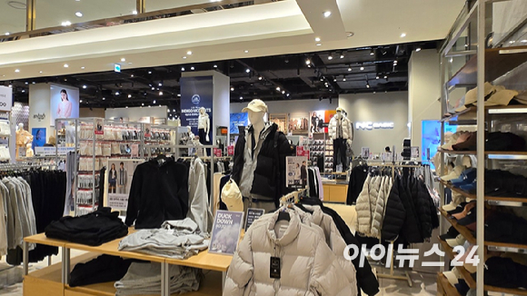 28일 서울 송파구 NC베이직 NC백화점 송파점에서 한 소비자가 상품을 둘러보고 있다. [사진=진광찬 기자]