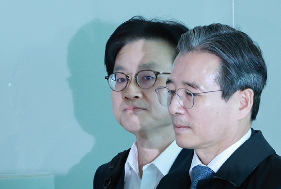 김용범 대통령실 정책실장(오른쪽)과 김정관 산업통상부 장관이 22일 한미 관세 협상 추가 논의를 위해 인천국제공항 제2여객터미널에서 미국 워싱턴DC로 출국하고 있다. 2025.10.22 [사진=연합뉴스]