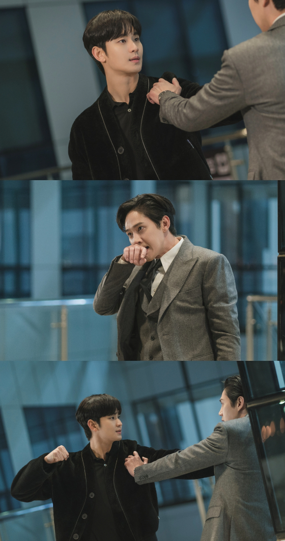 13일 방송되는 tvN 토일드라마 눈물의 여왕 11회에서 김수현이박성훈 상대로 몸싸움 벌이는 장면. [사진=tvN]