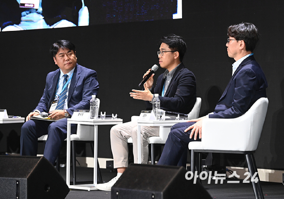 종합경제미디어 아이뉴스24의 대표 지식 컨퍼런스 '아이포럼 2026'이 22일 서울 용산구 서울드래곤시티 한라홀에서 'AI 패권 전쟁, 새로운 질서: AI 3대 강국, 대한민국의 현재와 미래'를 주제로 열린 가운데 좌장을 맡은 김양팽 산업연구원 경제안보통상연구실 전문연구원이 명석주 SK하이닉스 AI Infra / HBM Marketing 팀장과 강경수 카운터포인트리서치 연구위원, 리서치 디렉터와 패널 토론을 진행하고 있다. [사진=곽영래 기자]