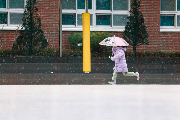 서울 시내 한 초등학교에서 어린이가 눈쌓인 운동장을 달리고 있다. [사진=뉴시스]