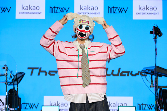 밴드 하츠웨이브(hrtz.wav : 윤영준, 리안, 데인, 케이텐, 하기와)가 8일 오후 서울 마포 문화비축기지에서 열리 데뷔 앨범 &lsquo;The First Wave(더 퍼스트 웨이브)&rsquo; 발매기념 쇼케이스에서 포토타임을 갖고 있다. [사진=카카오엔터테인먼]