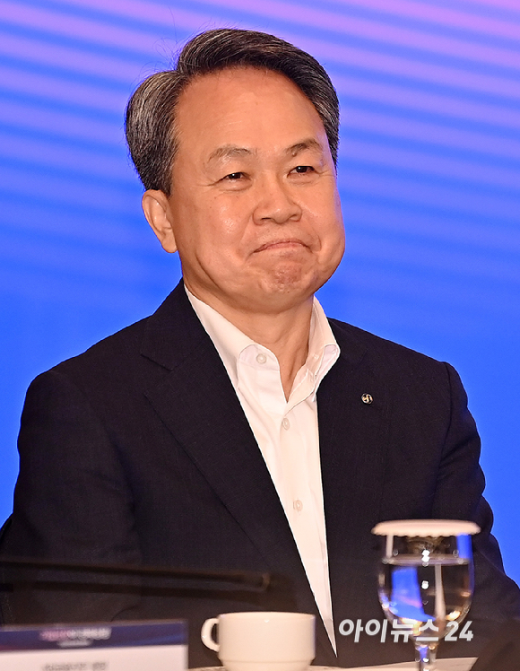 진옥동 신한금융지주 대표이사가 4일 오전 서울 중구 롯데호텔 사파이어볼룸에서 진행된 기업성장포럼 출범식에서 참석하고 있다. [사진=곽영래 기자]