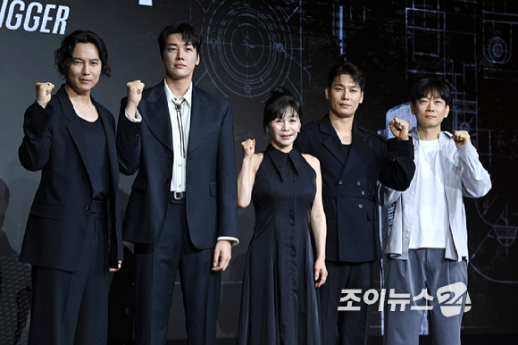 배우 김남길, 김영광, 길해연, 박훈, 권오승 감독이 22일 오전 서울 마포구 호텔 나루 서울 엠갤러리에서 열린 냇플릭스 시리즈 '트리거' 제작발표회에 참석해 포즈를 취하고 있다. [사진=문수지 기자]