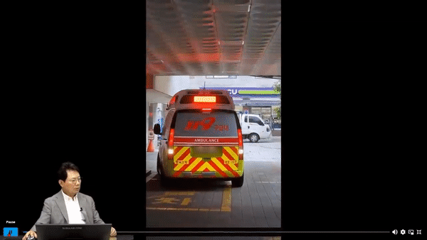 지난 15일 오후 1시쯤 충북 제천시에 있는 한 종합병원 앞 진출로에는 화물차가 틀어막는 일이 발생했다. 이 화물차가 막아서는 바람에 구급차들은 환자를 내려준 뒤 후진으로 병원을 빠져나간 것으로 전해졌다. [사진=유튜브 '한문철TV']