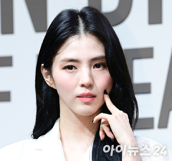 배우 한소희가 지난해 5월 29일 서울 성동구 성수동 인근에서 진행된 한 패션 브랜드 포토콜에 행사에 참석하고 있다. [사진=정소희 기자]