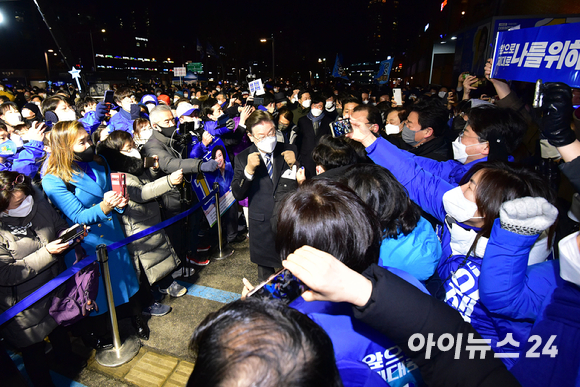 이재명 더불어민주당 대선후보가 제20대 대통령 선거 공식 선거운동이 시작된 15일 서울 강남고속버스터미널 광장에서 지지자들과 인사를 나누고 있다. [사진=국회사진취재단]
