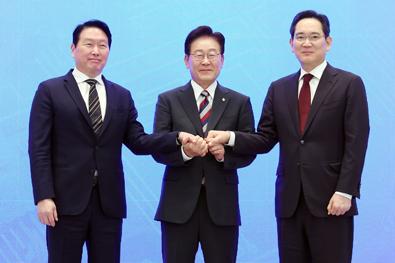 이재명 대통령과 이재용 삼성전자 회장, 최태원 SK그룹 회장이 29일 청와대에서 열린 3대 메가프로젝트 국민보고회에서 기업 투자계획 발표 후 손을 잡고 있다. 2026.6.29 [청와대통신사진기자단] [사진= 연합뉴스]