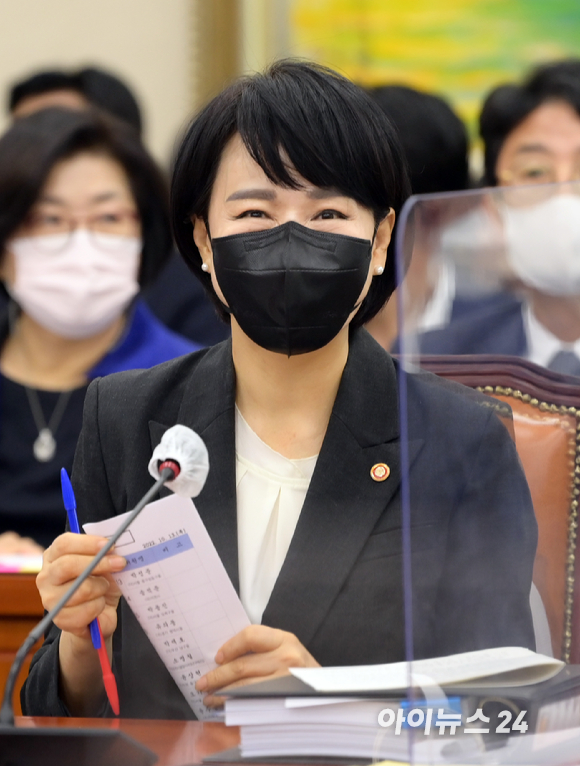 전현희 국민권익위원장이 13일 오전 서울 여의도 국회에서 열린 국회 정무위원회의 국민권익위원회&middot;국가보훈처 등에 대한 국정감사에 참석하고 있다. [사진=정소희 기자]