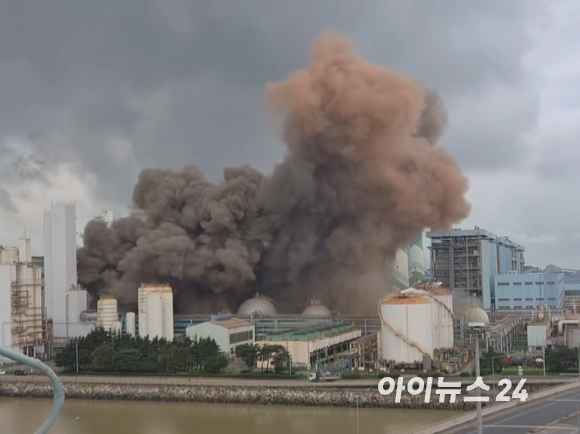 2일 오전 9시 45분쯤 현대제철 충남 당진제철소 내 협력업체 산소공장에서 폭발사고가 발생한 모습. [사진=독자 제공]