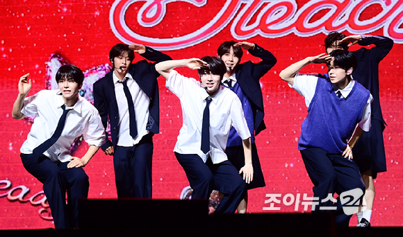 그룹 NCT WISH(NCT 위시)가 24일 오후 서울 한남동 블루스퀘어에서 열린 첫 번째 미니앨범 'Steady(스테디)' 발매 기념 쇼케이스에 참석해 타이틀 곡 '스테디' 무대를 선보이고 있다. [사진=정소희 기자]