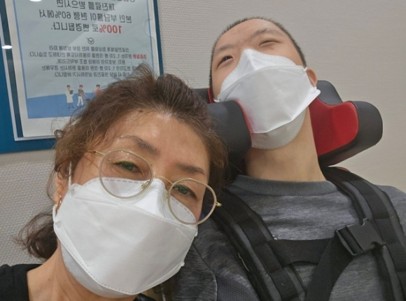 다운증후군을 딛고 자라온 20대 청년이 자신의 생명이 다한 순간 장기를 나눠 3명을 살렸다. 사진은 김준혁(22) 씨와 어머니 김미경 씨. [사진=한국장기조직기증원]
