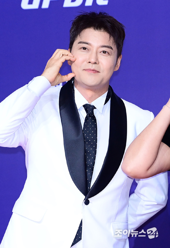 '런닝맨' 지예은과 양세찬이 30일 오후 서울 마포구 상암동 SBS 프리즘타워에서 열린&nbsp;2025 SBS 연예대상&nbsp;레드카펫 행사에 참석하고 있다. [사진=정소희 기자]