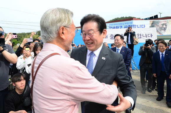 이재명 더불어민주당 대표가 10일 오후 경남 양산시 하북면 '평산 책방'을 찾아 문재인 전 대통령과 인사를 나누고 있다. [사진=뉴시스]