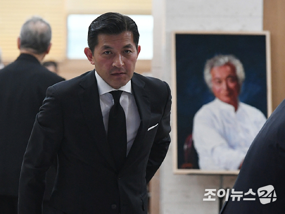 지난 5일 별세한 원로배우 고(故) 남궁원의 장남 홍정욱 전 의원이 6일 SNS를 통해 아버지를 떠나보내는 마음을 전했다. 사진은 홍 전 의원이 故신성일 배우 장례식에 참석한 모습. [사진=사진공동취재단]