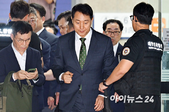 오세훈 서울시장이 22일 서울 서초구 서울중앙지방법원에서 열린 정치자금법 위반 혐의 1심 선고 공판 후 법원을 나서고 있다. [사진=사진공동취재단]
