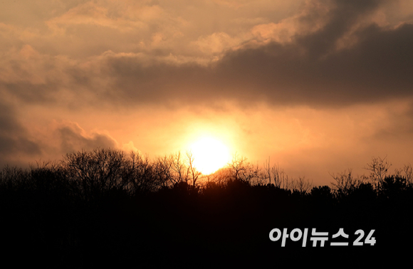 2026 병오년(丙午年) '붉은 말의 해'를 앞둔 10일 경기도 고양시 서삼릉 인근 원당종마목장에서 한국마사회 승마단 방시레 선수가 말과 함께 떠오르는 햇살을 가르며 힘찬 도약을 펼치고 있다. [사진=정소희 기자]