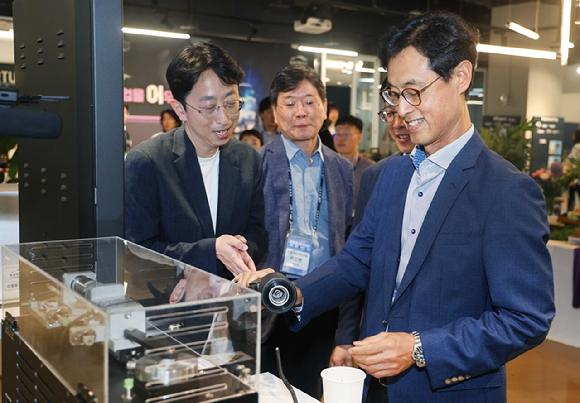 안승호 현대자동차 연구위원이 10일 서울 강남구 코엑스 스타트업 브랜치에서 열린 한국자동차연구원 주최 '제20회 자산어보' 행사에서 발표하고 있다. [사진=김종성 기자]