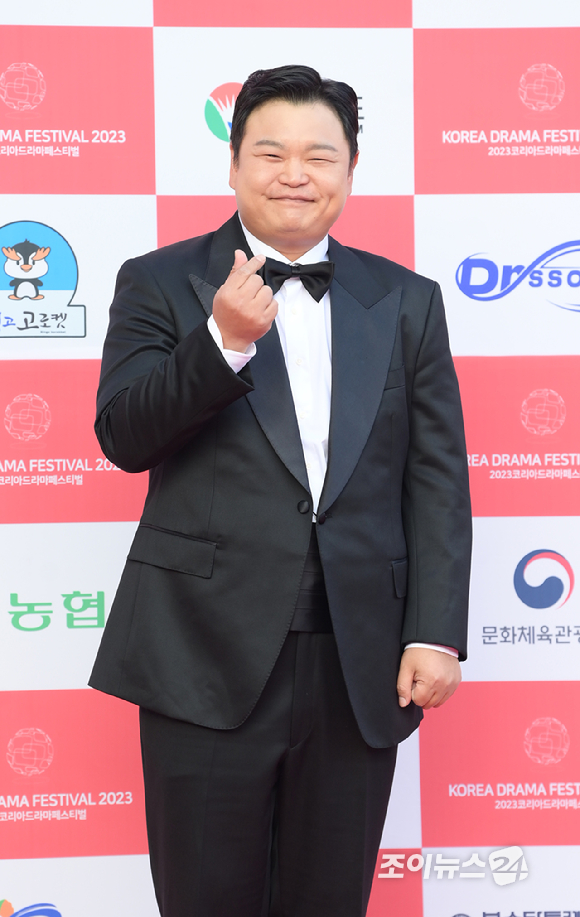 배우 고규태가 14일 오후 경남 진주시 경남문화예술회관에서 열린 '2023 코리아드라마어워즈' 레드카펫 행사에 참석하고 있다. [사진=정소희 기자]