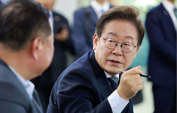 이재명 대통령이 13일 경기도 파주시 장단면 행정복지센터에서 접경지 주민 간담회를 하고 있다. 2025.6.13 [대통령통신사진기자단] [사진=연합뉴스]