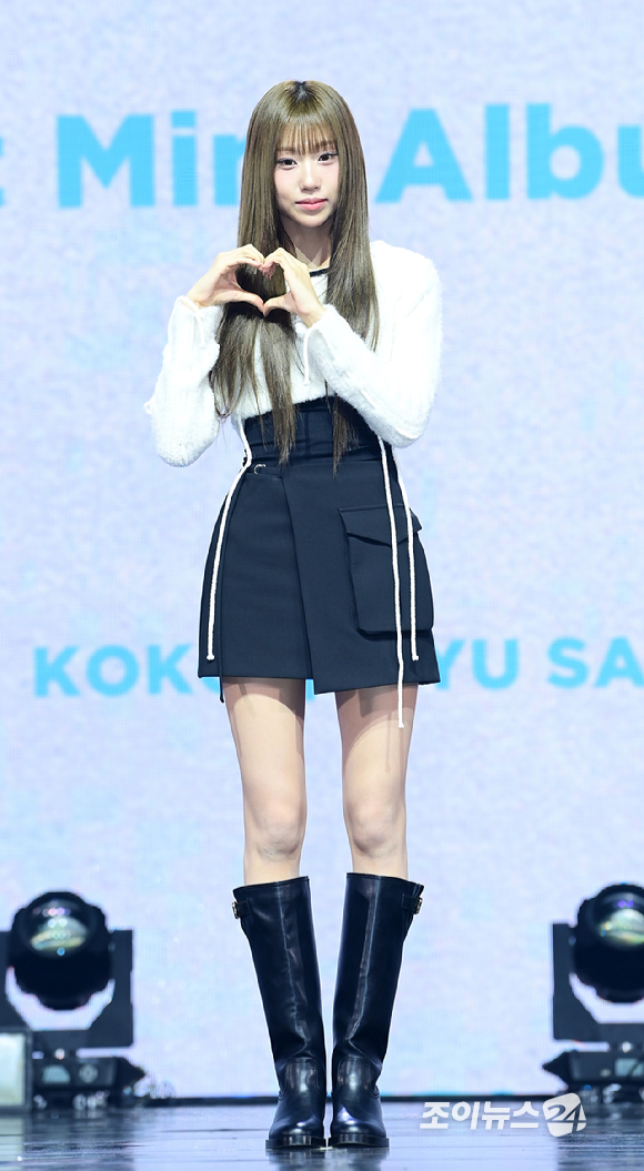 그룹 이즈나 최정은이 25일 오후 서울 광진구 광장동 예스24라이브홀에서 열린 izna(이즈나) 미니 1집 'N/a' 발매 기념 데뷔 쇼케이스에 참석해 포토타임을 갖고 있다. [사진=정소희 기자]
