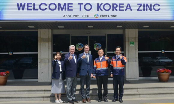 (왼쪽 세번째부터)스튜어트 맥워터(Stuart C. McWhorter) 테네시주 부지사, 김승현 고려아연 온산제련소장, 김기준 고려아연 부사장이 온산제련소에서 기념촬영을 하고 있다. [사진=고려아연]