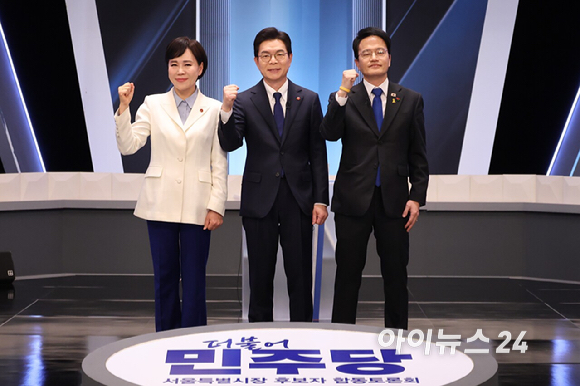 더불어민주당 전현희(왼쪽부터), 정원오, 박주민 서울시장 예비후보가 3일 서울 여의도 KBS 스튜디오에서 열린 더불어민주당 서울시장 본경선 후보자 2차 합동토론회에서 기념촬영을 하고 있다. [사진=국회사진기자단]