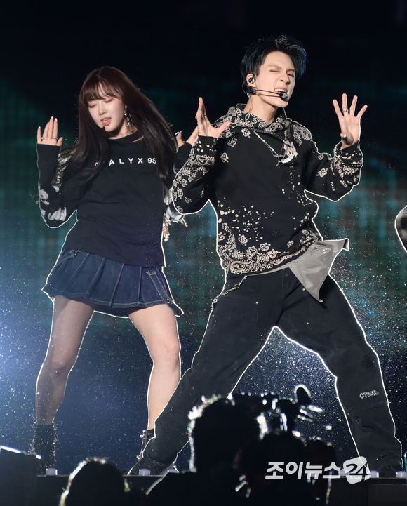 'SM 랩 유닛' 에스파 지젤과 NCT 제노가 20일 오후 경기 수원월드컵경기장에서 진행된 '에스엠타운 라이브 2022 : 에스엠씨유 익스프레스 @휴먼 시티_수원'(SMTOWN LIVE 2022 : SMCU EXPRESS @HUMAN CITY_SUWON) 콘서트에서 멋진 무대를 선보이고 있다. [사진=정소희 기자]