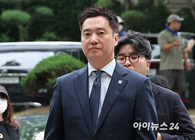배우 김수현의 명예를 훼손한 혐의를 받는 김세의 가로세로연구소 대표가 26일 오전 서울 서초구 서울중앙지방법원에서 열린 구속 전 피의자 심문(영장실질심사)에 출석하고 있다. [사진=사진공동취재단]