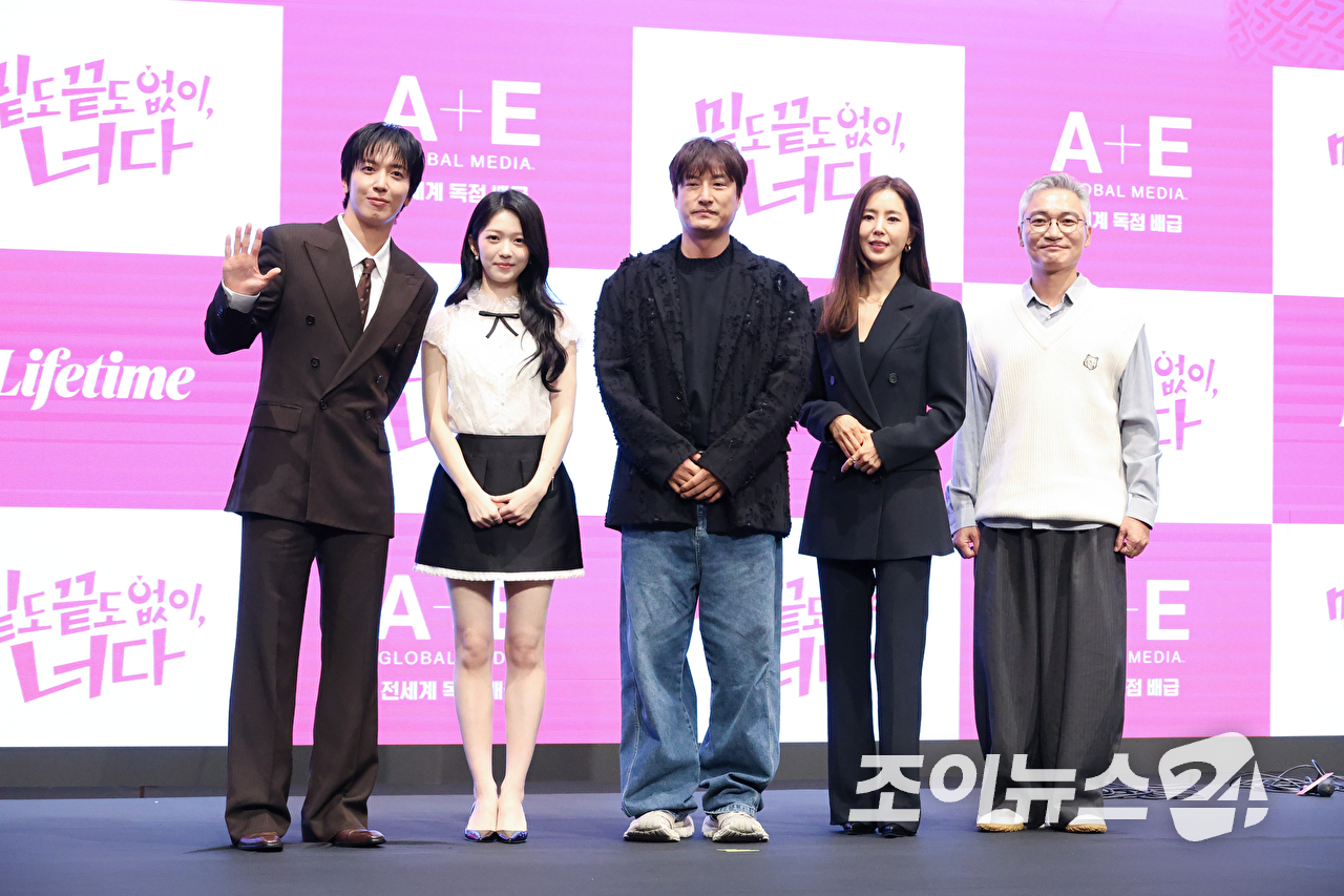 그룹 씨엔블루 정용화, 배우 홍승희, 윤종호 PD, 배우 한채아, 조재윤이 19일 오후 서울 구로구 더세인트에서 진행된 라이프타임 새 토일드라마 '밑도 끝도 없이, 너다' 제작발표회에 참석해 포즈를 취하고 있다. [사진=문수지 기자]