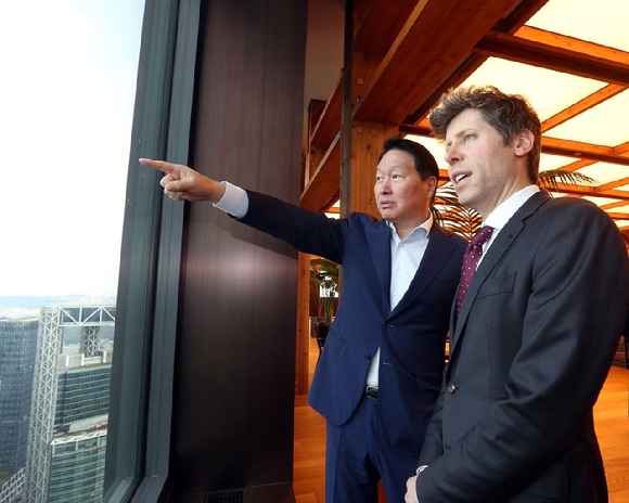 ﻿최태원 회장(오른쪽)과 샘 올트먼 OpenAI CEO(왼쪽) 등 양사 경영진들이 1일 서울 종로구 SK서린빌딩에서 메모리 공급 의향서(Memory Supply LOI)와 서남권 AI DC 협력에 관한 양해각서(MOU)를 체결했다. [사진=SK]