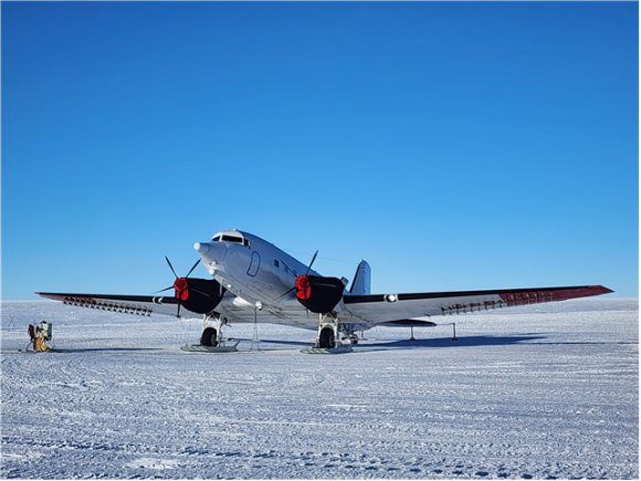 레이더 탐사 장치들이 비행기 양 날개 뒷부분에 일렬로 설치돼 있다. 이 같은 고정익 빙하 레이더 탐사 장치를 이번에 우리나라가 최초로 개발, 운용했다. [사진=극지연구소]
