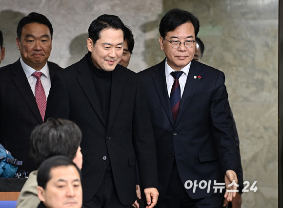 국민의힘 장동혁 당대표와 송언석 원내대표가 17일 서울 여의도 국회에서 열린 정책 의원총회에 참석하고 있다. [사진=곽영래 기자]