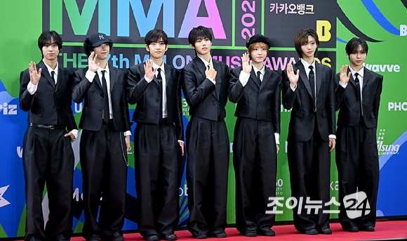 그룹 아이딧이 20일 서울 구로구 고척돔에서 열린 '2025 멜론뮤직어워드(MMA2025)' 레드카펫에서 포즈를 취하고 있다.