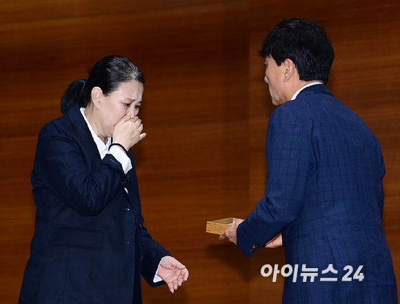 MBC가 15일 오전 서울 상암동 MBC신사옥에서 기상캐스터 故 오요안나의 사망에 대해 공식 사과하고 유족에 합의문 전달식 가졌다. 故 오요안나 명예사원증을 안고 오열하는 어머니 장연미 씨와 위로하는 안형준 MBC 사장. [사진=정소희 기자]