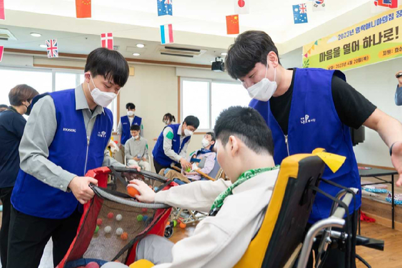 효성첨단소재 임직원들이 지난 4월 20일 '영락애니아의 집'에서 체육대회 봉사활동을 하고 있다. [사진=효성첨단소재]