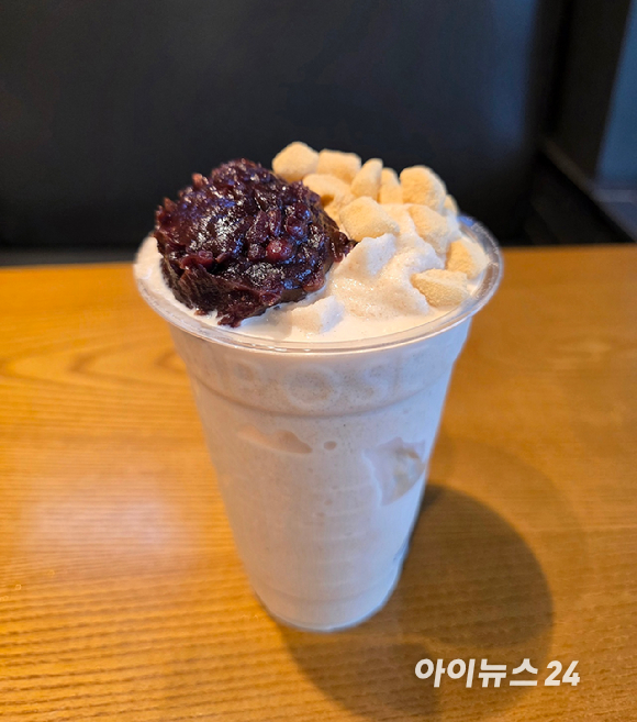 메가MGC커피의 '말차 젤라또 팥빙 파르페'(왼쪽)와 '팥빙 젤라또 파르페'. 촬영 과정에서 일부 녹아 실제 제품보다 다소 부드러워진 모습. [사진=구서윤 기자]