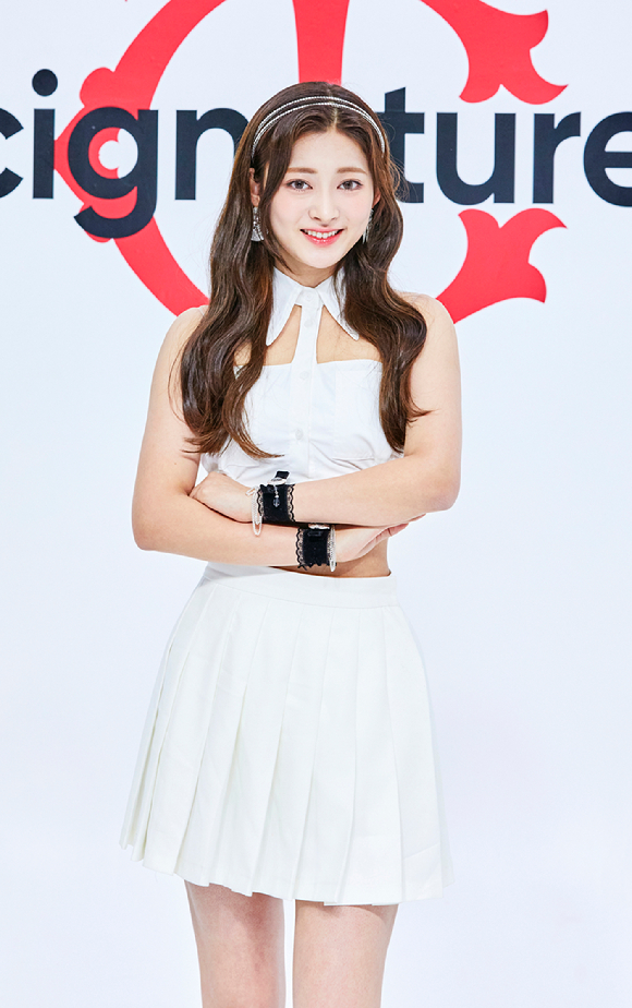 그룹 시그니처 세미가 30일 온라인으로 진행된 시그니처(cignature) 두 번째 EP 앨범 'Dear Diary Moment' 발매 기념 쇼케이스에 참석해 포토타임을 갖고 있다. [사진=J9엔터테인먼트]