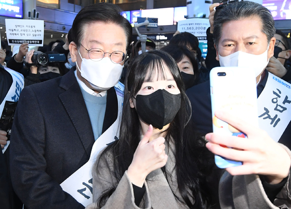 이재명 더불어민주당 대표가 20일 오전 서울 용산역에서 설 귀성 인사를 하며 시민과 기념촬영을 하고 있다. (공동취재사진) [사진=뉴시스]