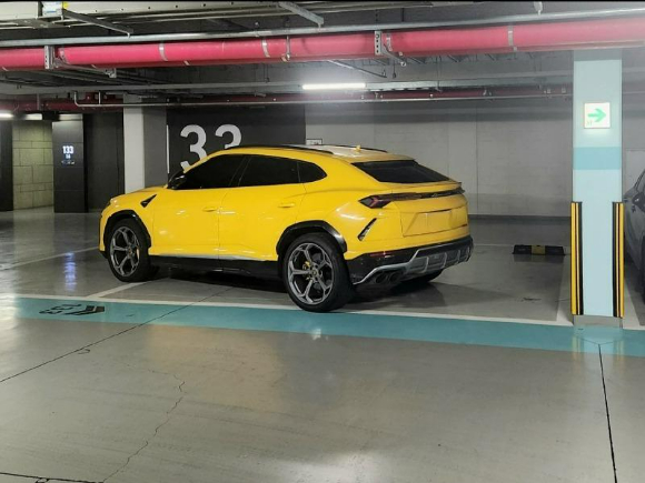 경기도 김포의 한 아파트 주차장에서 3칸에 걸쳐 가로로 주차된 람보르기니. [사진=보배드림]