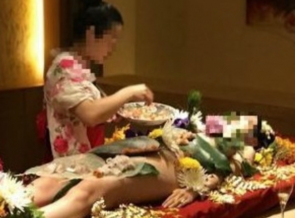 대만에서 여성의 알몸 위에 초밥 등 음식을 올려놓은 '누드 스시'가 판매되고 있는 가운데, 반인간적이라는 비판이 들끓고 있다. 사진은 SNS에 공개된 누드 스시. [사진=온라인 커뮤니티 캡처]