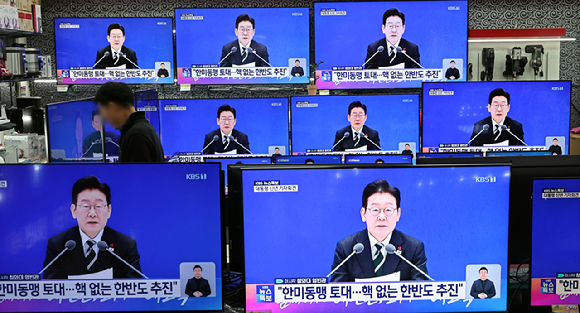 21일 서울 용산구 전자랜드 가전매장 TV에 이재명 대통령 신년기자회견 방송이 나오고 있다. 2026.1.21 [사진=연합뉴스]