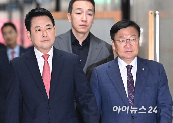 국민의힘 장동혁 당대표와 정점식 원내대표가 15일 서울 여의도 국회에서 열린 최고위원회의에 참석하고 있다. [사진=곽영래 기자]