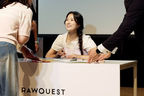 배우 김혜윤이 팬데이에서 팬들을 만나고 있다. [사진=로우퀘스트]