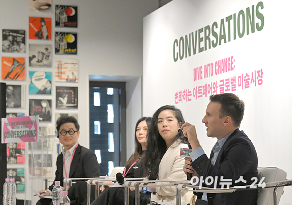 (왼쪽부터) 앤디 루이스(Andy St. Louis) 프리즈 하우스 서울 디렉터-아누드 알함마디(Alanood Alhammadi) 프리즈 아부다비 부디렉터-에리 타카네(Eri Takane) 도쿄 겐다이 페어 디렉터가 27일 서울 용산구 페즈에서 문화체육관광부와 예술경영지원센터가 주최한 '다이브 인투 코리안 아트: 갤러리즈 인 서울(Dive into Korean Art: Galleries in Seoul)'의 일환으로 열린 토론회에서 '비서구 미술시장의 재편과 로컬리티의 글로벌 확장'을 주제로 토론하고 있다. [사진=정소희 기자]