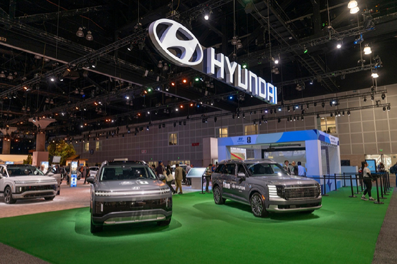 이상엽 현대제네시스글로벌디자인담당 부사장이 20일(현지시각) 미국 LA 컨벤션 센터(Los Angeles Convention Center)에서 열린 '2025 LA 오토쇼'에서 '크레이터'를 소개하고 있다. [사진=현대자동차]