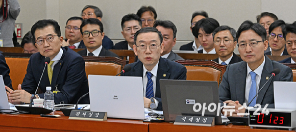 이명구 관세청장이 29일 국회 기획재정위원회에서 열린 한국은행&middot;국세청&middot;관세청 등에 대한 종합감사에서 의원 질의에 답하고 있다. [사진=곽영래 기자]