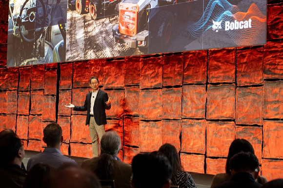 스캇 박 두산밥캣 대표가 5일(미국 현지시간) CES 2026 미디어데이에서 차세대 건설장비기술에 대해 설명을 하고 있다. [사진=두산밥캣]
